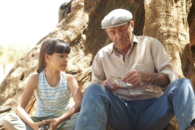 Photo 11 : Alma, de pequeña, con su abuelo Ramón