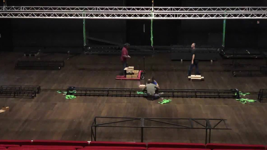 Montage du décor de L’Amour vainqueur