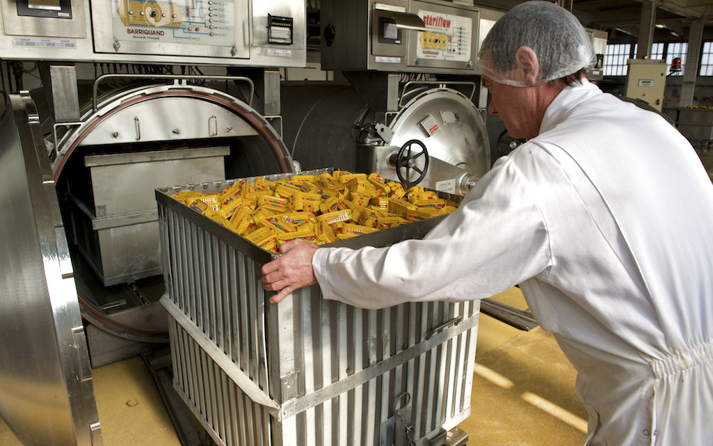 Entrée de boîtes de conserve dans un stérilisateur en « batch » © Connétable / Étincel www.reseau-canope.fr/etincel