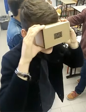 Élève testant la réalité virtuelle avec le Cardboard