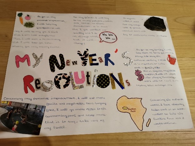 Photographie d’un poster avec des textes manuscrits et quelques collages de photographies ou dessins.
