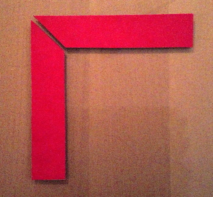 Trois images représentant le L divisé successivement en deux rectangles, en deux trapèzes et en deux rectangles et un carré.