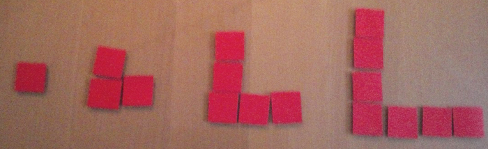 Description : photographie, des carrés rouges disposés comme sur les 4 étapes.