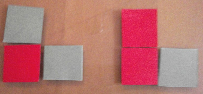 Description : photographie, deux présentations de l’étape 2, le carré initial est rouge. À gauche : les deux carrés ajoutés sont gris ; à droite : le carré ajouté en haut est rouge, celui à droite est gris.