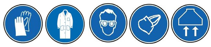 Cinq pictogrammes (blanc sur fond bleu) représentant successivement une paire de gants, une blouse, une paire de lunettes, un masque et un extracteur d’air.