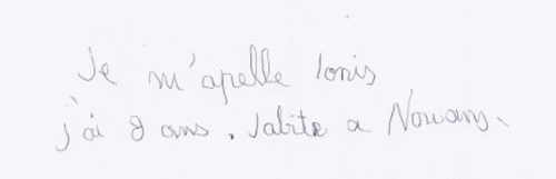 Description : écriture manuscrite : « Je m’apelle Ionis j’ai 8 ans. Jabite a Nouans. »
