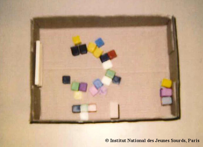 Photographie d’une maquette d’une salle de classe disposée en demi-cercle.