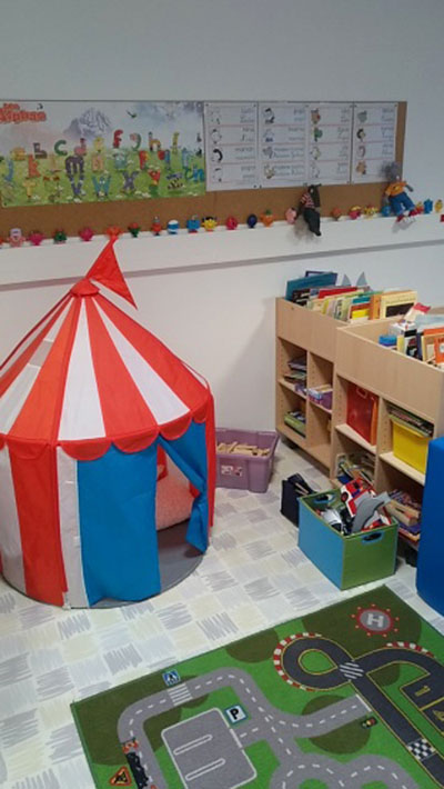 Photographie d’une petite tente dans le « coin jeu » d’une classe.