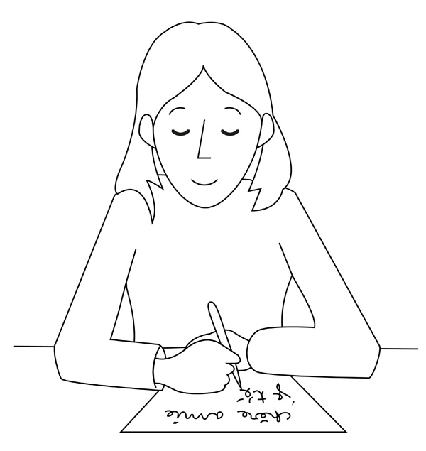 L’image représente une femme souriante, assise à un bureau, en train d’écrire sur une feuille.