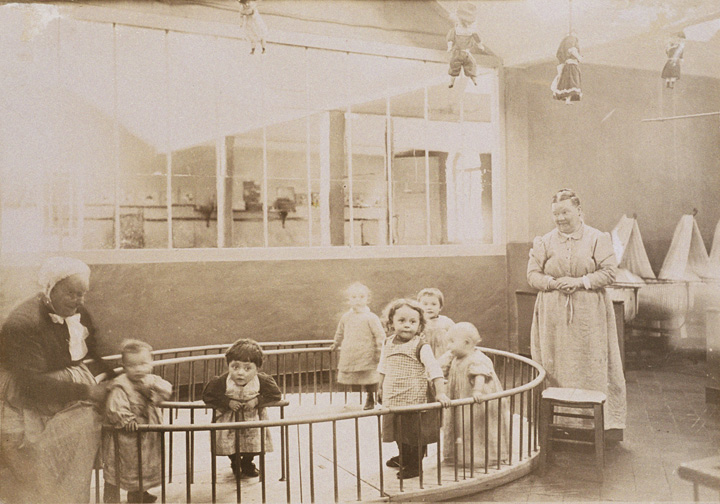 La nourricerie du Familistère de Guise, vers 1900, Aisne. Source : collection Familistère de Guise. Photographie anonyme.