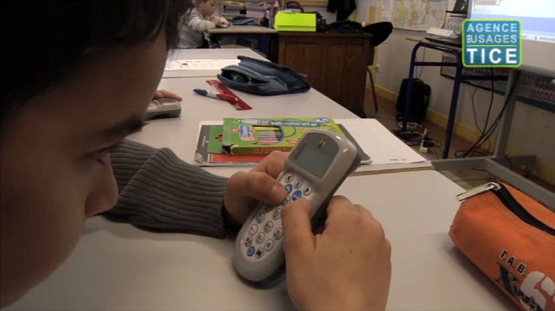 Témoignage vidéo sur l'usage des boîtiers à l'école primaire (Source: Réseau Canopé).