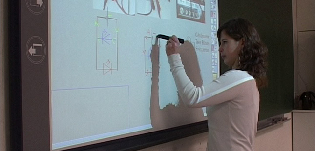 Une élève utilise le TBI dans un collège de l’académie de Versailles.