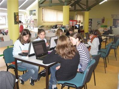 les élèves du Collège Georges Pompidou à Orgerus, dans l'Académie de Versailles, rédigent en équipe un article de périodique
