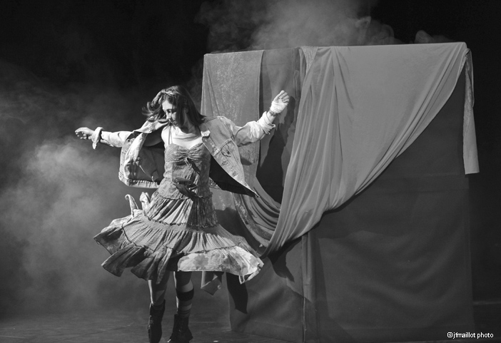 Élisa, terminale option théâtre du lycée Cuvier, Montbéliard dans une scène du Songe d’une nuit d’été de William Shakespeare