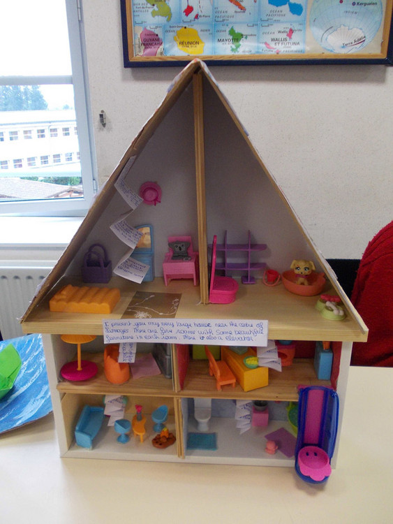 Photographie d’une maquette de maison à deux étages.