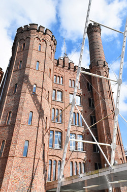 Façade monumentale de l’ancienne usine Motte-Bossut réhabilitée, Roubaix, Nord. © ANMT (Archives nationales du monde du travail).