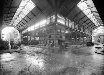 Les Halles centrales de Baltard (1851-1854), Paris 1er adt., vue intérieure, vers 1920. © CAP / Roger-Viollet