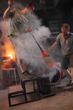 Souffleurs de verre au travail, Centre International d’Art Verrier (CIAV), Meisenthal, Moselle. © Guy Rebmeister.