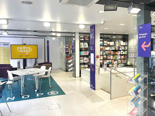 Photo d'un des espaces d'échanges au sein de la librairie de Réseau Canopé
